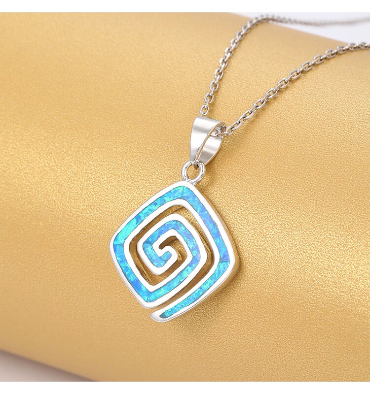 Ciondolo opale blu a spirale di lumaca / Collana di dichiarazione / Ciondolo oceano / Gioielli minimalisti - Italia
