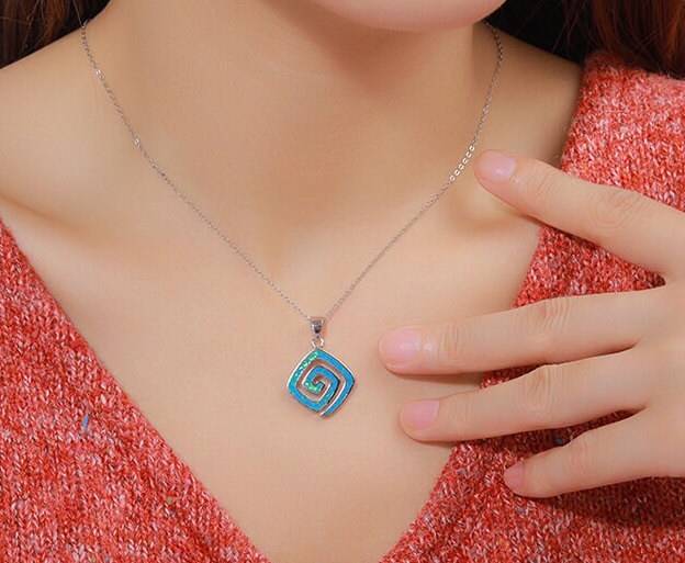 Ciondolo in oro con diamante e opale bianco brasiliano