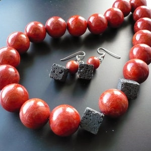 Super ausdrucksvolle rote Schaumkorallen-Kette,Extravagante rote Statement-Kette ,Red meets Black,Weihnachtsgeschenk für Sie,Rote Halskette Bild 1