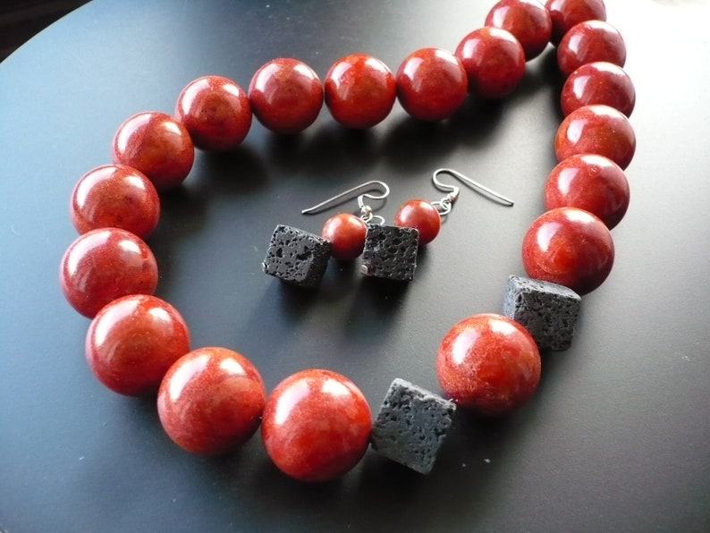 Super ausdrucksvolle rote Schaumkorallen-Kette,Extravagante rote Statement-Kette ,Red meets Black,Weihnachtsgeschenk für Sie,Rote Halskette Bild 1