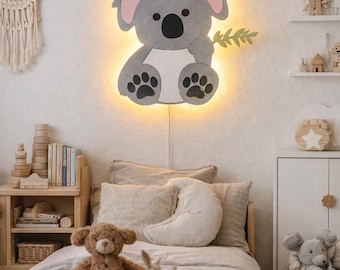 Handgemachtes Koala Nachtlicht für Kinderzimmer - Umweltfreundliche LED Einschlafhilfe, personalisiertes Baby Geschenk, Kinderzimmerlampe Holz