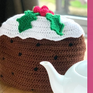 Könnte beinhalten: Häkelanleitung für einen Weihnachtspudding-Tee-Cozy. Der Cozy ist braun mit weißem Zuckerguss und einem grünen Stechpalmenzweig mit roten Beeren oben.  CROCHET PATTERN steht in Pink auf der rechten Seite des Bildes.