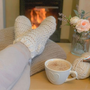 Beginner Crochet Slipper Sock Pattern, simple crochet socks, easy crochet pattern, womans crochet sock pattern