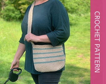 Puede incluir: Una persona que lleva una camisa turquesa y pantalones negros sostiene un bolso de crochet con un patrón de rayas turquesa y beige. El bolso se lleva sobre el hombro y tiene una correa larga. La persona también sostiene una correa retráctil para perros negra.