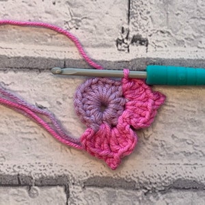 Beginner Easy Crochet Flower pattern, crochet applique, pretty crochet flower image 2