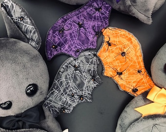 Peluche pipistrello di Halloween fatto a mano: pile grigio con cotone ragno