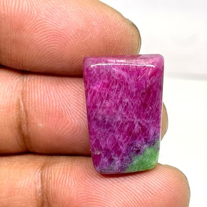 以下が含まれることがあります： ファセットカットされたピンクとグリーンのジェムストーンカボション。ジェムストーンは鮮やかなピンクで、グリーンのインクルージョンがあります。