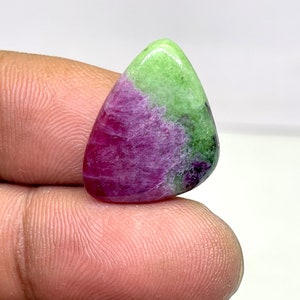 以下が含まれることがあります： 三角形の緑とピンクの宝石のカボション。宝石は滑らかで磨かれた表面をしています。