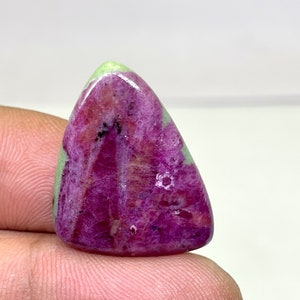 Rubin Zoisit ädelsten, Rubin Zoisit Cabochon, Rubin Zoisit Friform Cabochon, 24 cts, 20,38 x 25,70 x 4,55 mm ca.