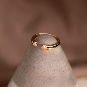 Anillo personalizado de dos piedras con piedra natal abierta, anillo tipo brazalete ajustable de oro de 18 quilates, anillo personalizado con piedra natal para dos familias, regalos de aniversario para ella.