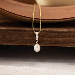 Minimalist Pearl Necklace with Diamond - Freshwater Pearl Necklace - Bridal Necklace - Wedding Necklace - Bridesmaid Gift - Anniversary Gift