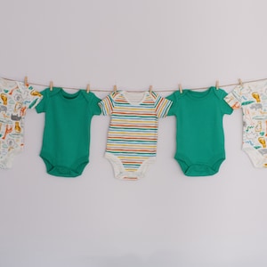 Dekoracja na baby shower, ekspozycja ścienna na ubrania dla niemowląt, girlanda na body
