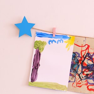 Exhibición de arte para niños con estrellas azules brillantes, decoración de habitación de madera hecha a mano