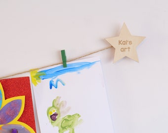 Gepersonaliseerde kinderkunstdisplay met de naam van uw kind gegraveerd op berkenhouten sterren, zelfklevend en eenvoudig te monteren