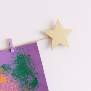 Kunstausstellung für Kinder mit goldenen Sternen und bunten Wäscheklammern, einfach zu montierender Kleiderbügel für Kinderkunstwerke Bild 4