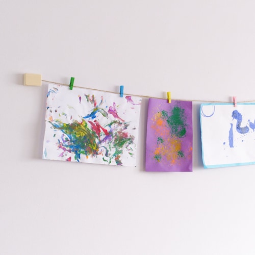 Présentoir d'oeuvres d'art pour enfants avec pinces à linge colorées, cintre d'oeuvres d'art mural pour enfants, décoration de salle de jeux