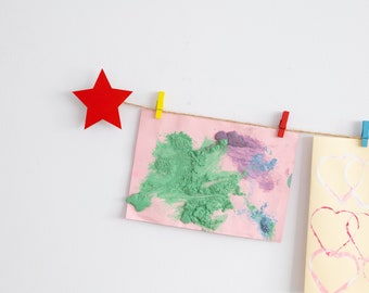 Kid's art display wall decor with red stars and mini clothespegs, Easy fit children's art and crafts clothesline hanger