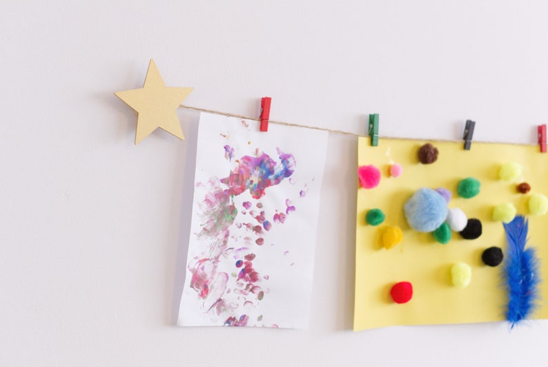 Kids art display with gold stars and colourful clothespegs, Easy fit childrens art work hanger imagen 3