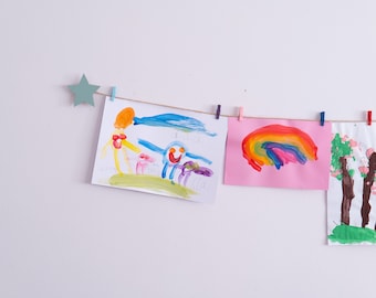 Présentoir d'oeuvres d'art pour enfants avec étoiles vert sauge et mini pinces à linge, décoration murale de salle de jeux facile à installer