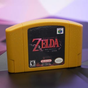 ゼルダの伝説: N64 のミッシングリンク ニンテンドー64 ゴールドスパークルカートリッジ - 時のオカリナとムジュラの仮面の間のギャップを埋める レア