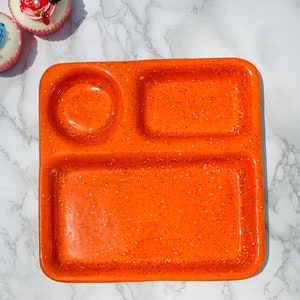 Pode incluir: Bandeja de servir dividida de cerâmica laranja salpicada com três seções. A bandeja tem uma seção retangular grande e duas seções menores, uma redonda e uma retangular.