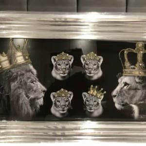 Może przedstawiać: Wydruk na ścianę w ramie przedstawiający rodzinę pięciu lwów w złotych koronach. Lwy są przedstawione w czerni i bieli na czarnym tle.