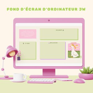 Peut inclure: Un écran d'ordinateur rose avec un clavier, une souris et une lampe de bureau assortis. L'écran affiche un bureau avec des sections organisées et une illustration d'oie de dessin animé. Une tasse de café et une petite plante succulente sont également sur le bureau.