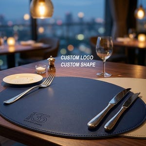 Peut inclure: Mise en place de restaurant avec un set de table ovale bleu marine avec le texte "BRISA 35 ROOFTOP DINING". L'ensemble comprend une assiette blanche, des couverts, un salière et un verre à vin. Vue de la ville en arrière-plan.