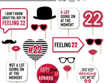 Peut inclure: Ensemble d'accessoires de photomaton avec des formes et du texte variés, notamment des bulles de dialogue, des cœurs et des lunettes de soleil. Les accessoires comportent des phrases comme "Feeling 22" et "Just keep dancing like we're 22".