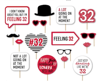 Peut inclure: Ensemble d'accessoires de photomaton imprimables avec diverses formes et textes. Comprend des bulles de dialogue, des cœurs, des lunettes et le chiffre 32. Le texte comprend "Feeling 32" et "Happy, Free, Confused & Lonely in the Best Way."