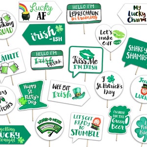 Puede incluir: Un conjunto de 16 accesorios de cabina de fotos para el Día de San Patricio con texto e imágenes en verde, blanco y negro. Los accesorios incluyen frases como "Lucky AF", "Kiss Me I'm Irish", "Shake Your Shamrocks" y "Let's Get Ready to Stumble".