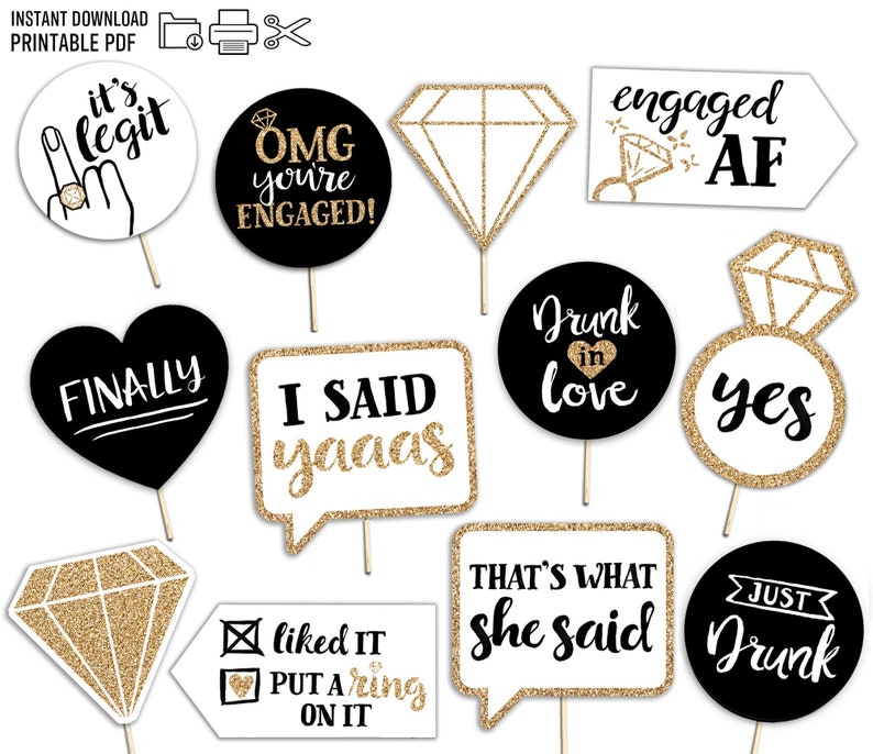 Op de afbeelding: Set van 11 printbare fotohok-rekwisieten voor een verlovingsparty met zwart-witte ontwerpen en gouden glitteraccenten. De rekwisieten bevatten zinnen als "It's Legit", "OMG You're Engaged", "Finally", "I Said Yaaas", "Engaged AF", "Drunk in Love", "Yes", "That's What She Said", "Just Drunk" en "Liked It, Put a Ring On It".