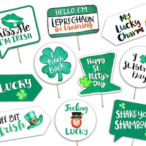 Puede incluir: Un conjunto de 10 accesorios para cabina de fotos del Día de San Patricio con colores verde, blanco y negro. Los accesorios incluyen frases como "Kiss Me I'm Irish", "#Lucky", "Wee Bit Irish", "Hello I'm Leprechaun in Training", "Pinch Back", "Happy St. Patty's Day", "My Lucky Charm", "I St. Patrick's Day", "Feeling Lucky" y "Shake Your Shamrocks".