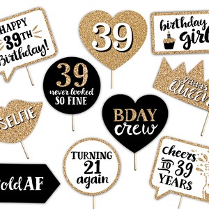 Puede incluir: Un conjunto de 10 accesorios de cabina de fotos dorados y negros para una fiesta de cumpleaños número 39. Los accesorios incluyen una corona, un corazón, un globo de diálogo, un labio y una flecha. Los accesorios tienen texto como "Feliz cumpleaños número 39", "Chica de cumpleaños", "Yaaas Queen", "Cumplir 21 años de nuevo", "Equipo de cumpleaños", "Brindis por 39 años", "#Selfie", "#Old AF", y "39 nunca se vio tan bien".