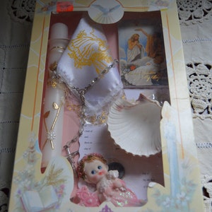 Conjunto de regalo de bautizo completo vintage NIB para niñas, libro de recuerdos en inglés, vela, rosario, pañuelo, concha bautismal, imán y certificado