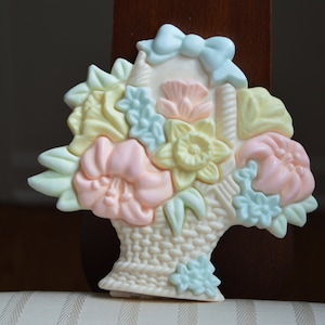Raro! Cesta de flores de cera moldada perfumada dos anos 1950, suporte de papelão, azul/amarelo/pêssego/verde/azul, banheiro/quarto retrô, chique gasto/chalé