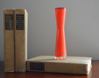 Rot/Orangefarbene MCM-Glasvase im Empoli-Stil, geblasenes Glas, kobaltfarbener Rand um die Oberseite, 8 1/8" H, Knospenvase, Vase mit hoher Taille, Pontil-Markierung