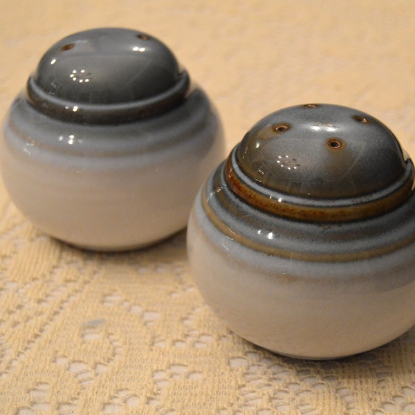 Rare! 1978-1991 Noritake Japan "Sorcerer" Pattern Design Concept 1 Salt/Pepper Shakers, Blue Bands/Brown Accents, Desert/Coastal, Clean, EUC