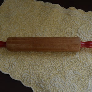 Rouleau à pâtisserie en érable antique des années 40 avec poignées rouges, cuisine rétro, ustensile de cuisson, cuisine de chalet/campagne/cabine/ferme
