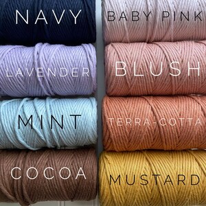 K&ouml;nnte beinhalten: Sechs Spulen Baumwollschnur in verschiedenen Farben, darunter Marine, Babyrosa, Lavendel, Blush, Minze, Terrakotta, Kakao und Senf.