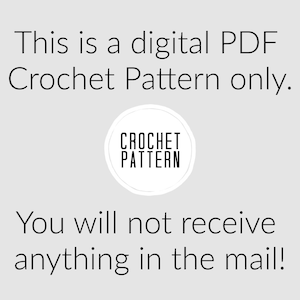 Pu&ograve; includere: Un modello di uncinetto digitale in formato PDF &egrave; disponibile per il download. Il testo "This is a digital PDF Crochet Pattern only. You will not receive anything in the mail!" &egrave; visualizzato su uno sfondo grigio con un cerchio bianco che contiene il testo "CROCHET PATTERN".