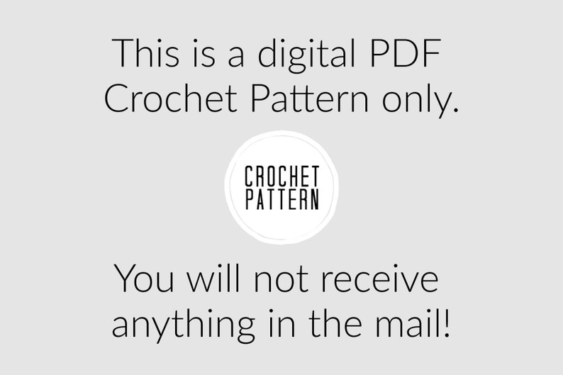 Pu&ograve; includere: Un modello di uncinetto digitale in formato PDF &egrave; disponibile per il download. Il testo "This is a digital PDF Crochet Pattern only. You will not receive anything in the mail!" &egrave; visualizzato su uno sfondo grigio con un cerchio bianco che contiene il testo "CROCHET PATTERN".