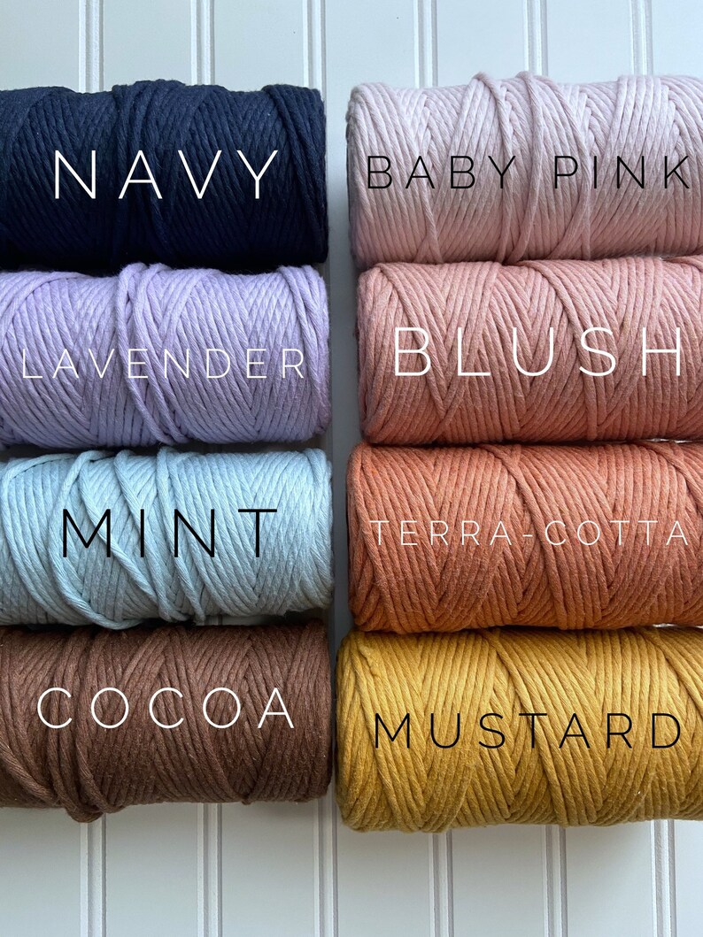 K&ouml;nnte beinhalten: Sechs Spulen Baumwollschnur in verschiedenen Farben, darunter Marine, Babyrosa, Lavendel, Blush, Minze, Terrakotta, Kakao und Senf.