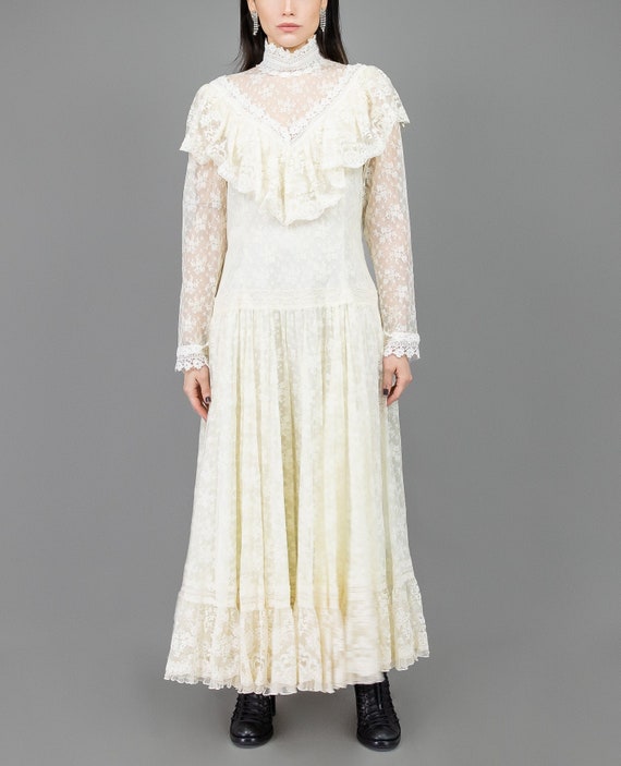 prairie wedding gown, large lace wedding gown, lon