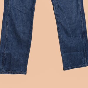 K&ouml;nnte beinhalten: Eine Jeans aus dunkelblauem Denim mit geradem Bein.