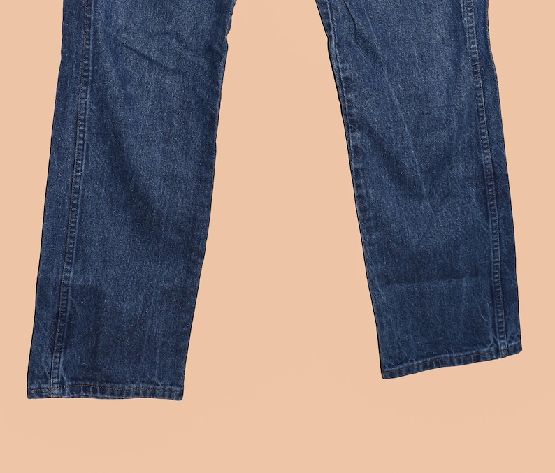 K&ouml;nnte beinhalten: Eine Jeans aus dunkelblauem Denim mit geradem Bein.