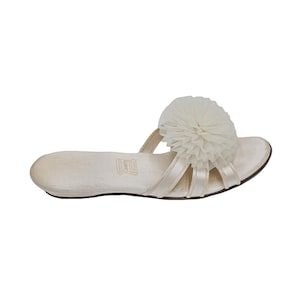 Vintage jaren 50 witte satijnen pom pom huis pantoffels retro sexy lingerie casual indoor schoenen huis pantoffels jaren 1950 instappers bruiloft bruids schoenen
