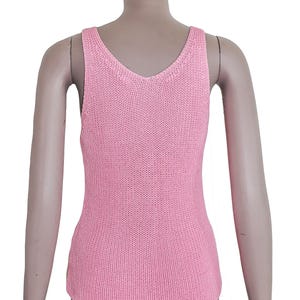 K&ouml;nnte beinhalten: Ein rosafarbenes Strick-Tanktop mit V-Ausschnitt.