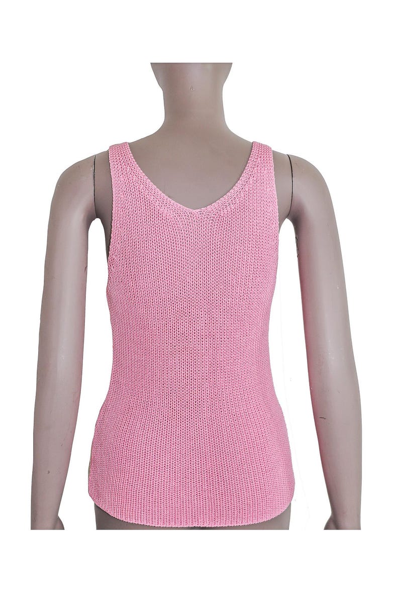 K&ouml;nnte beinhalten: Ein rosafarbenes Strick-Tanktop mit V-Ausschnitt.