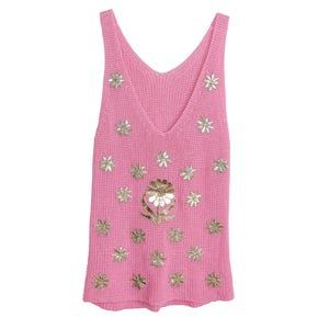 K&ouml;nnte beinhalten: Ein pinkfarbenes, &auml;rmelloses Stricktop mit V-Ausschnitt und goldenen Blumenverzierungen.
